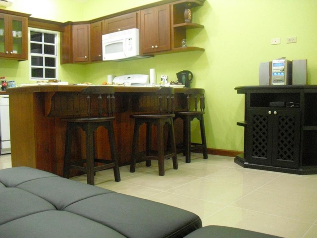 Piarco Village Suites ภายนอก รูปภาพ